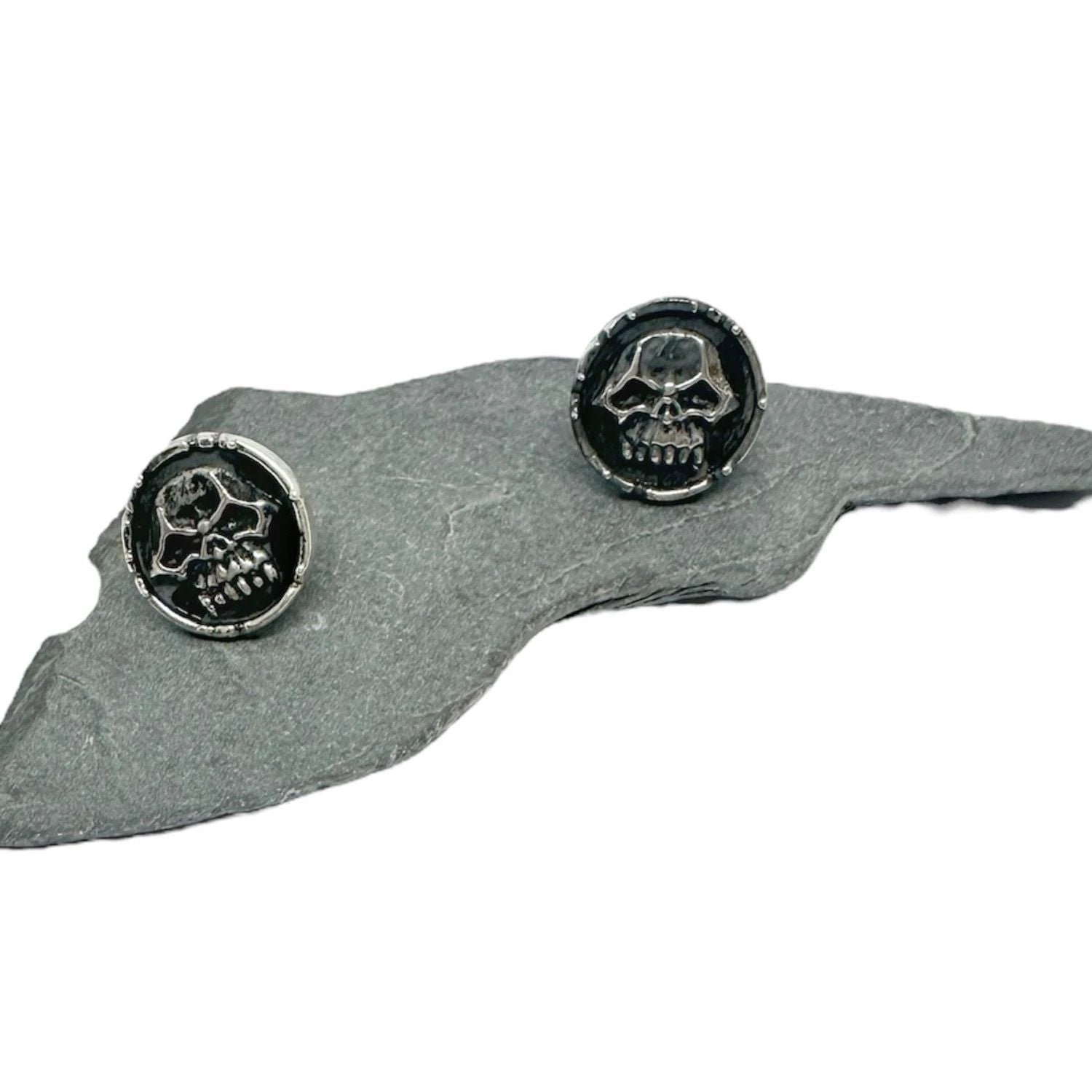 Skull Stud Earrings – Handcrafted Sterling Silver Gothic Design by Cornwall Collective LTD (medaglie-skull-stud-sterling-silver-925-handcrafted)