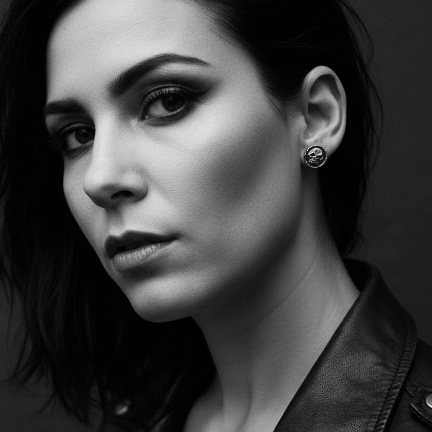 Skull Stud Earrings – Handcrafted Sterling Silver Gothic Design by Cornwall Collective LTD (medaglie-skull-stud-sterling-silver-925-handcrafted)